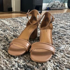 Time and Tru 2in tan heels women’s 9